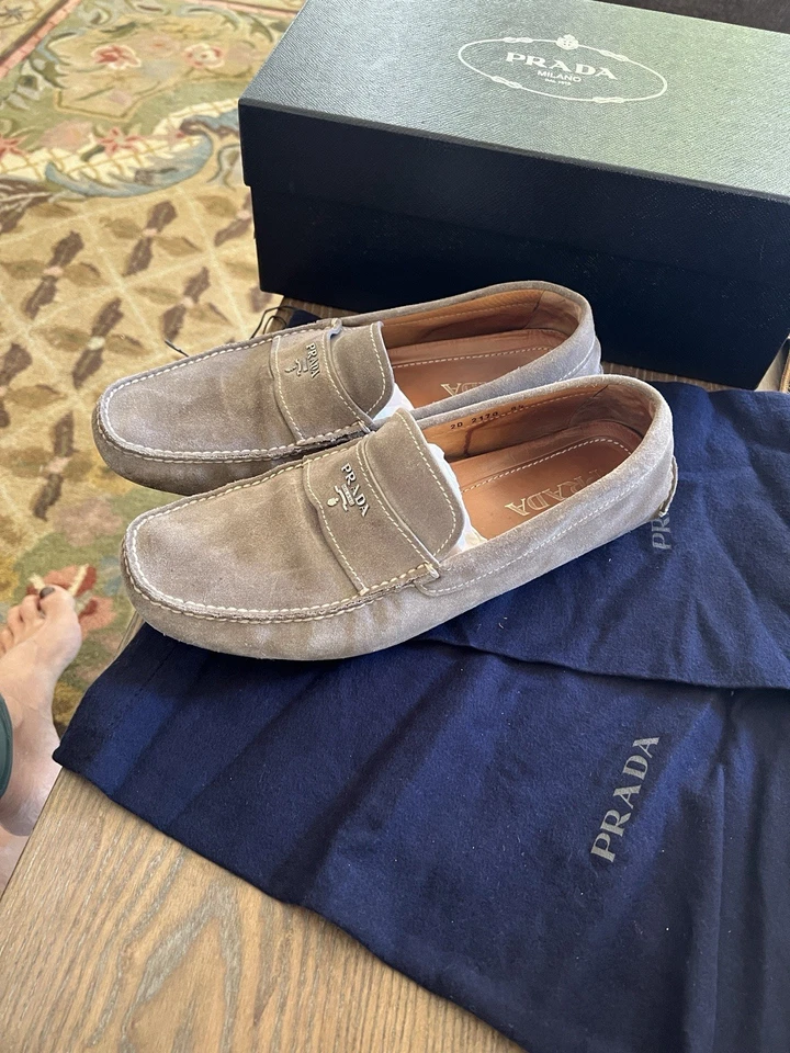 Mocasines de gamuza gris Prada para hombre Foto 2 de 4