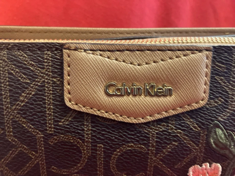 CLUTCH BORDADA FLORAL CALVIN KLEIN NOVA - Imagem 2 de 4