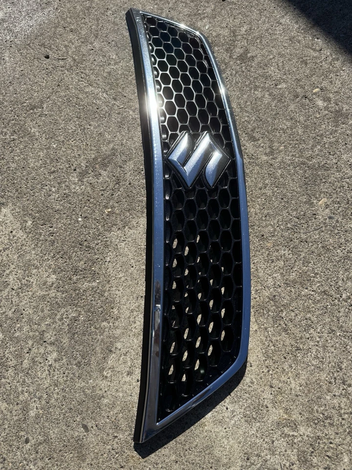 02-05 Suzuki Aerio Front Grill P3923 PS - Image 3 of 4