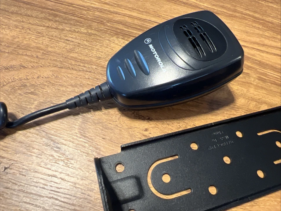 Motorola Radius CM200 UHF 438-470Mhz 40W 4Ch Analog Mobile Radio AAM50RPC9AA1AN - Image 3 of 4