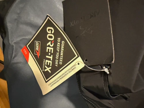 Arc'teryx Beta Men's GORE-TEX PRO Black Waterproof Hooded Zip Jacket Size M - product listing photo