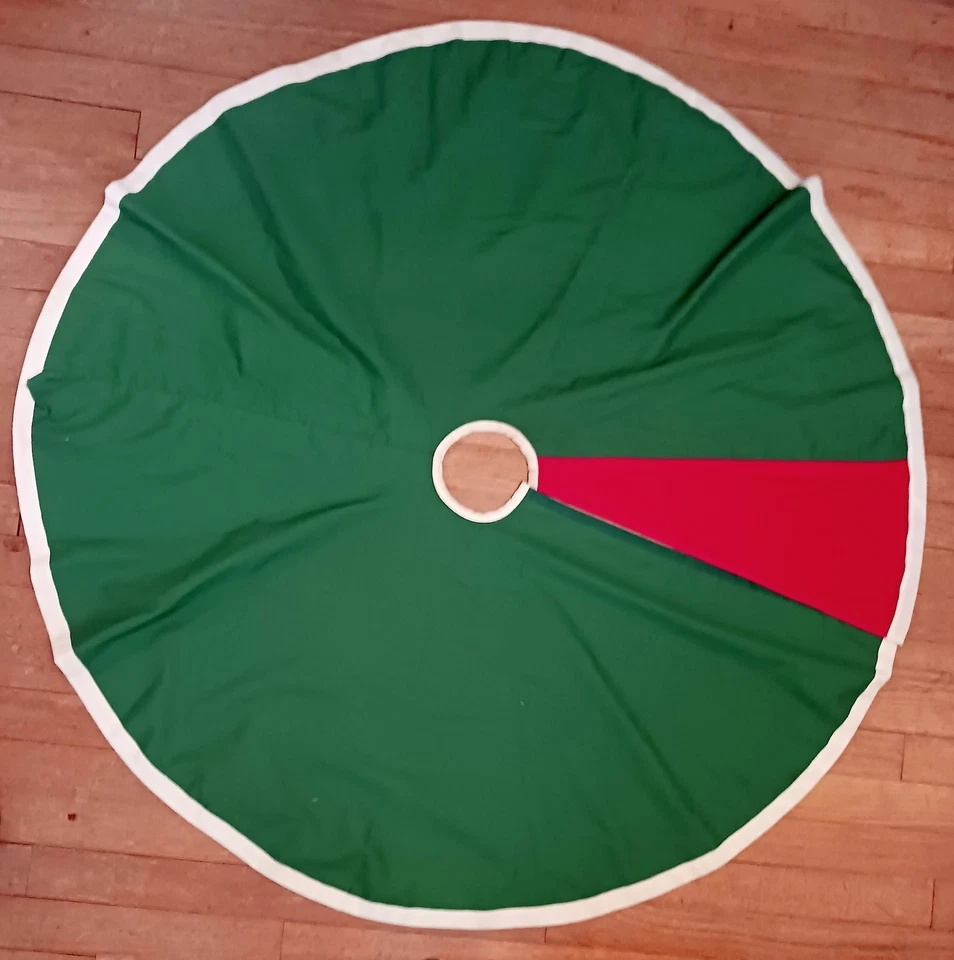Homemade Tree Skirt Red White and Green approx. 43 inch diameter - Image 4 of 4