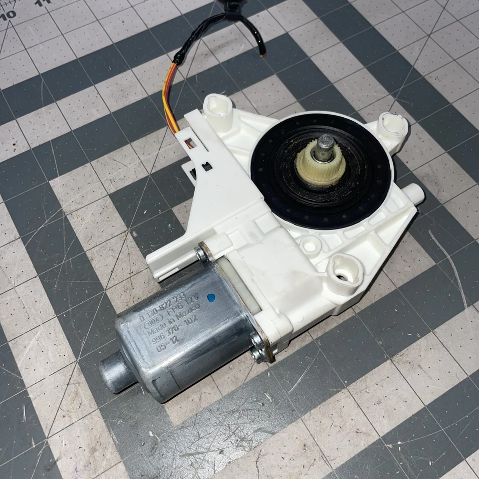 2005 2006 2007 Ford Freestyle FRONT PASSENGER Side Door Window Motor 0130822233 - Image 2 of 4