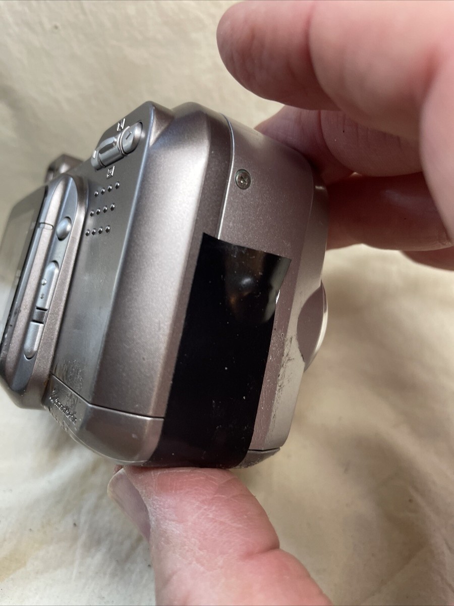 Vintage Fujifilm Finepix 2600 Zoom 2 MP Compact Digital Camera For