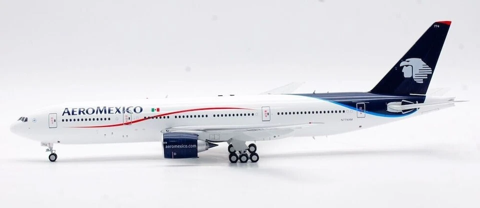1:200 IF200 AeroMexico Boeing 777-200 N774AM con soporte Foto 4 de 4