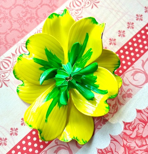 HELLGELBE & GRÜNE VINTAGE METALL EMAILLE BLUMEN ANSTECKNADEL, HARTRIEGEL BLÜTE KURVIGE BLÜTENBLÄTTER