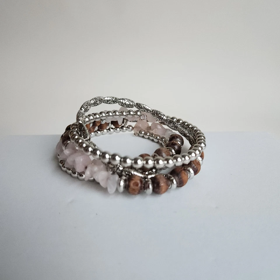 Pulsera envolvente de alambre de memoria cuentas tono plata astillas de madera y cuarzo rosa Foto 3 de 4