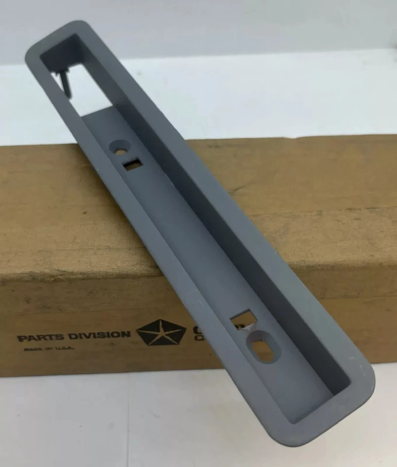 Bisel de lámpara marcadora trasera izquierda del lado del conductor Plymouth Fury 1970-1971 3479385 NOS. Foto 2 de 4