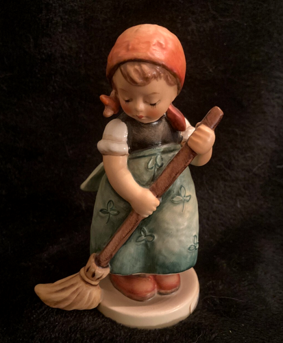 Vintage Goebel Hummel #1714 "Kleine Kehrmaschine" 4,5" groß signiert 1983...TMK6