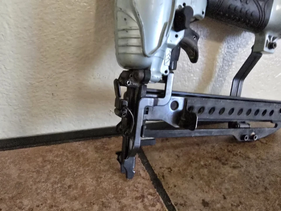 日立 Air Power Tool 1 1/2 英寸订书机枪 N 3804AB3(S) 70-120 Psi 仅工具 — 第 2/4 张图片