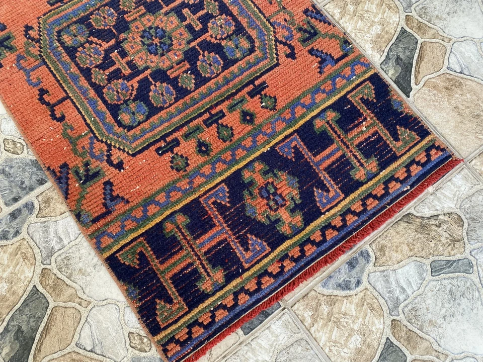 Alfombra turca pequeña vintage hecha a mano tribal de Anatolia hecha a mano de la década de 1980 2,2 x 5,7 pies Foto 2 de 4