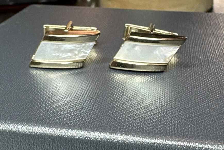 Hermosos gemelos de madreperla pendientes de patente tono dorado Foto 3 de 4