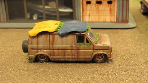 CUSTOM BUILT WEATHERED RUSTY JUNK PARTS YARD MID 1980'S E150 FORD VAN 1:64/ - Picture 14 of 18