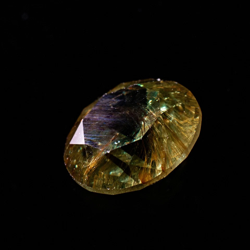 DEMANTOID GARNET  URAL TAGIL 1.45CT, 6.6mm  good dispersion Horsetail inclusion - Image 3 of 4