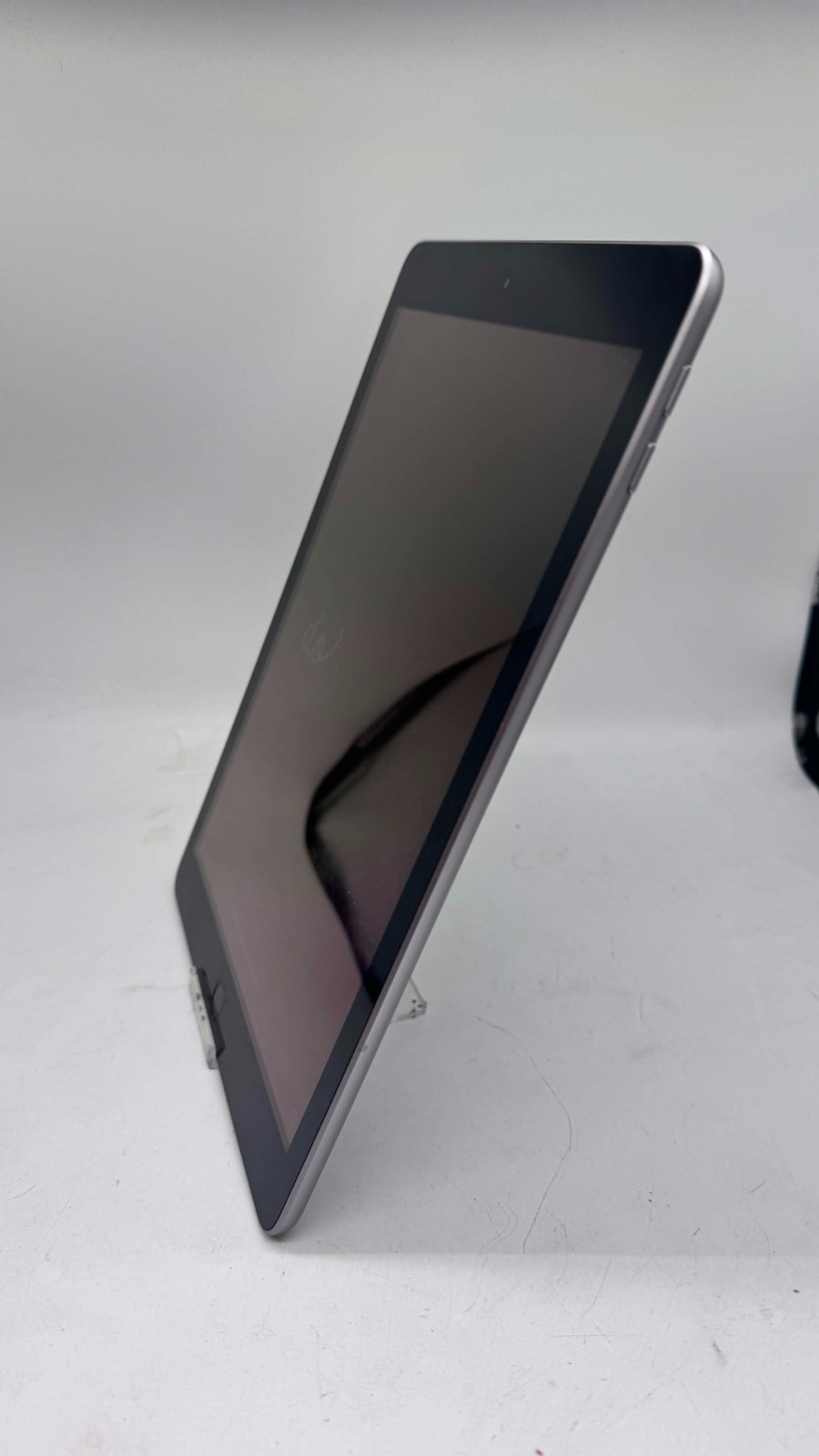 Apple iPad 6th Gen. MR7F2B/A 32GB Wi-Fi  9.7in. - Space Grey image 4