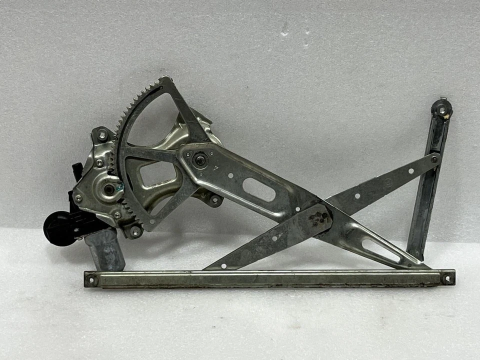 Toyota Prius 2008 lado del pasajero derecho puerta delantera o trasera ventana regulador motor Foto 2 de 4