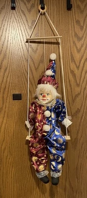 Harlekin Narrenpuppe Porzellanpuppe Clown Puppe Sammlerpuppe Clown Auf Schaukel - Bild 1 von 4