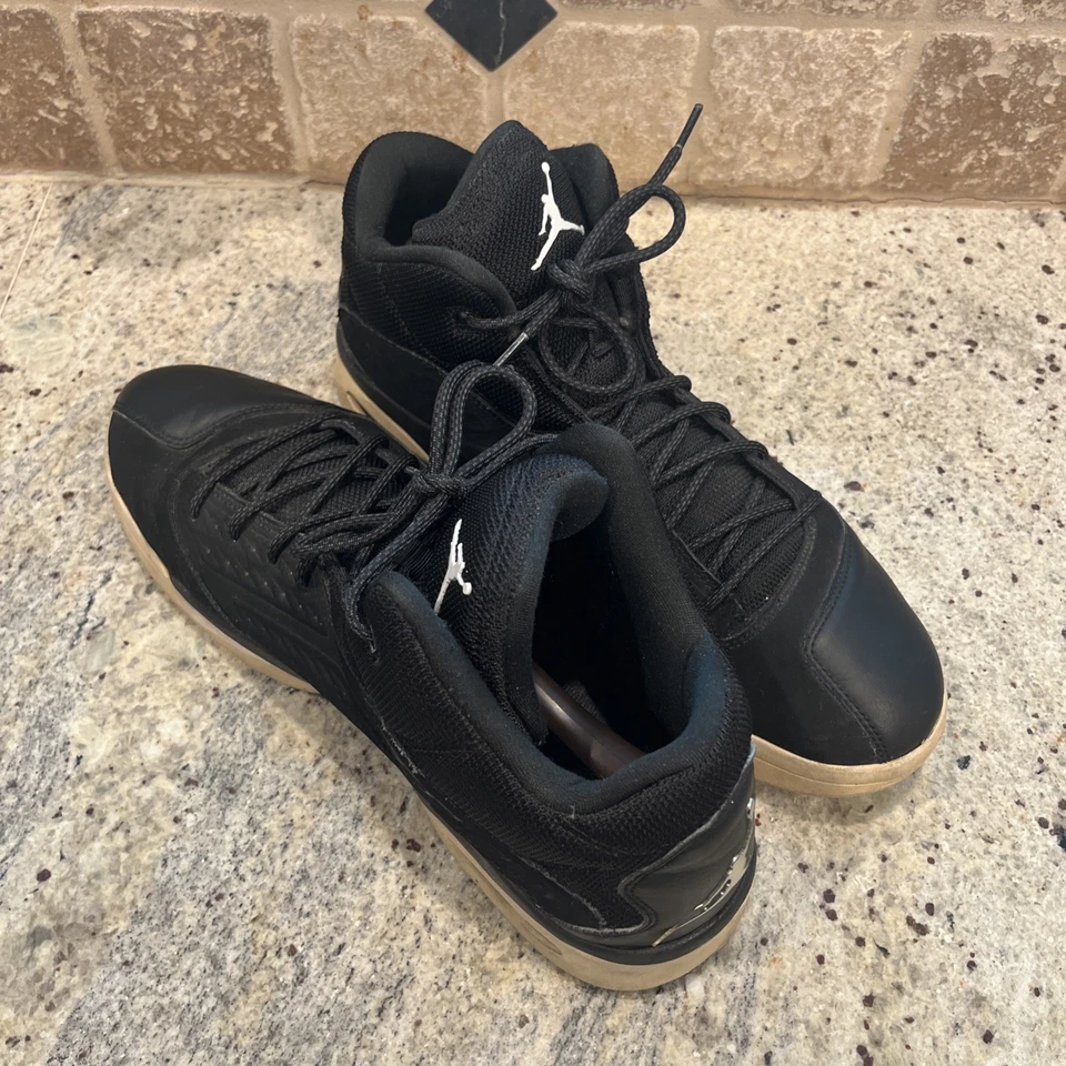 Tênis de basquete Jordan New School masculino 13 EUA 768901-010 preto camurça ar - Imagem 3 de 4