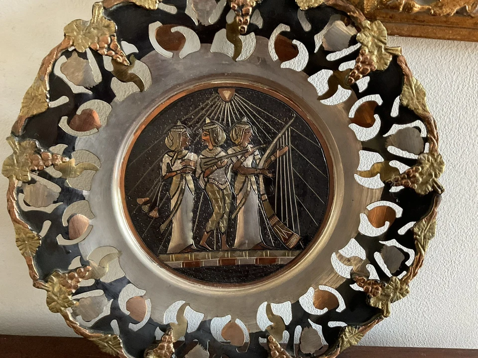 Gran Plato de Decoración de Pared de Latón Egipcio Diseño de Tres Músicos Recortado Foto 2 de 4