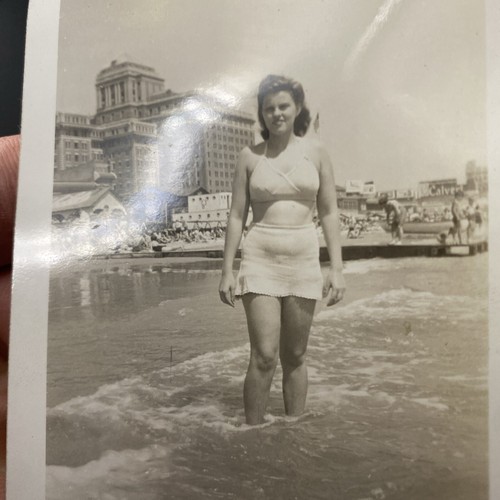 Traje de baño sexy bastante lindo de Atlantic City Beach NJ de la década de 1940 foto arriesgada P16q25 - Imagen 15 de 23