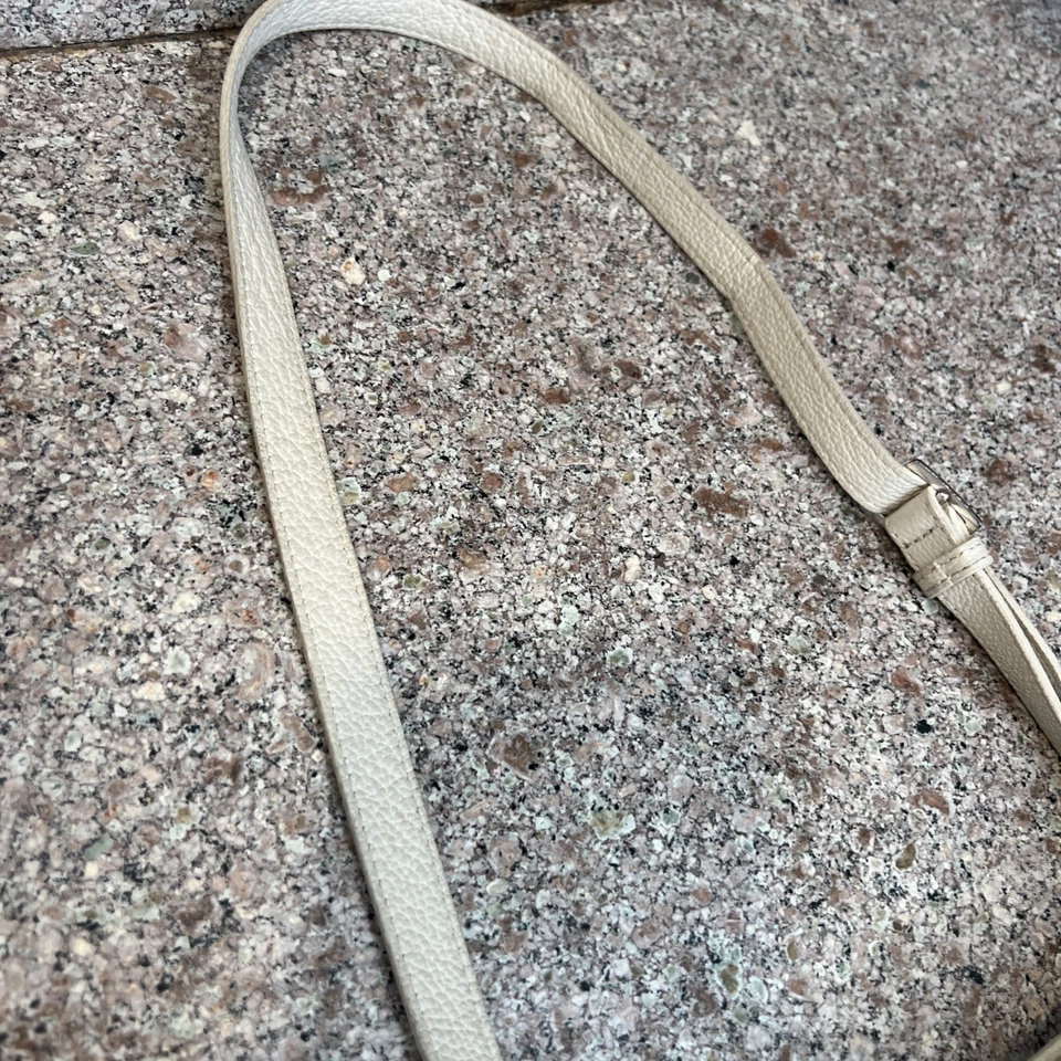 BRIGHTON FERRARA TUNISIA WHT FIONA MEDALLÓN DELANTERO ORGANIZADOR MAGNÉTICO BANDOLERA Foto 4 de 4