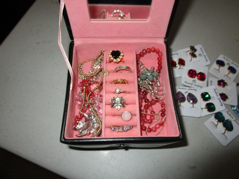 Little Girls Jewelry Play Dress up Necklaces Rings Earrings Bracelets Jewl Box