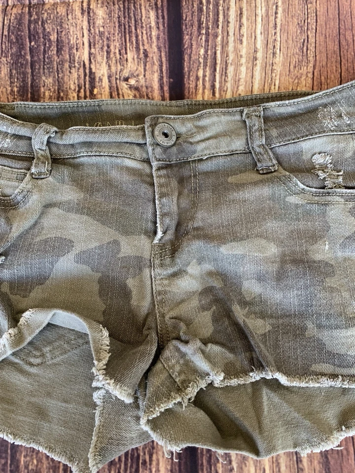 Vanilla Star Premium Women's Juniors Green Camo Distressed Denim Shorts Size: 3 - Image 2 of 4