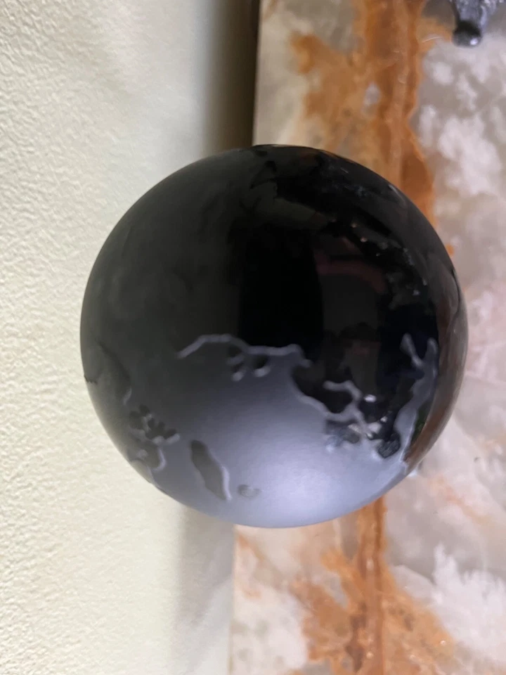 Figura de latón vintage de 2 hombres sosteniendo tierra Foto 4 de 4