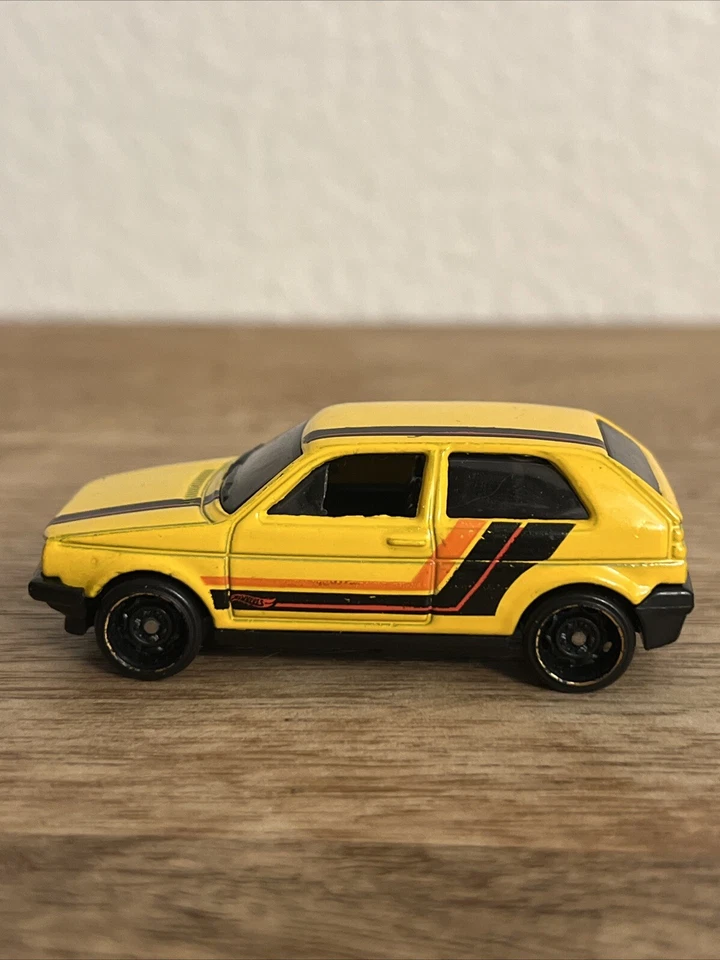 Coche de juguete Hot Wheels Real Riders amarillo Volkswagen Golf fundido a presión MK2 escala 1,87 Foto 2 de 4