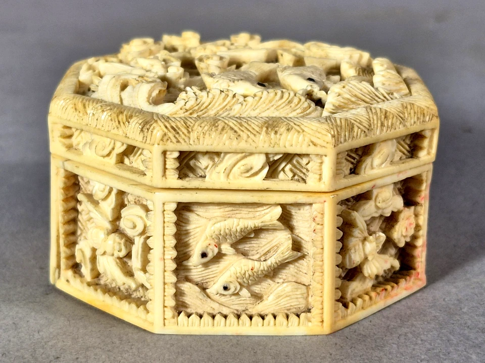 Chine: ancienne petite boite sculpté de poissons, chauves souris et nuages C743 - Photo 3/4