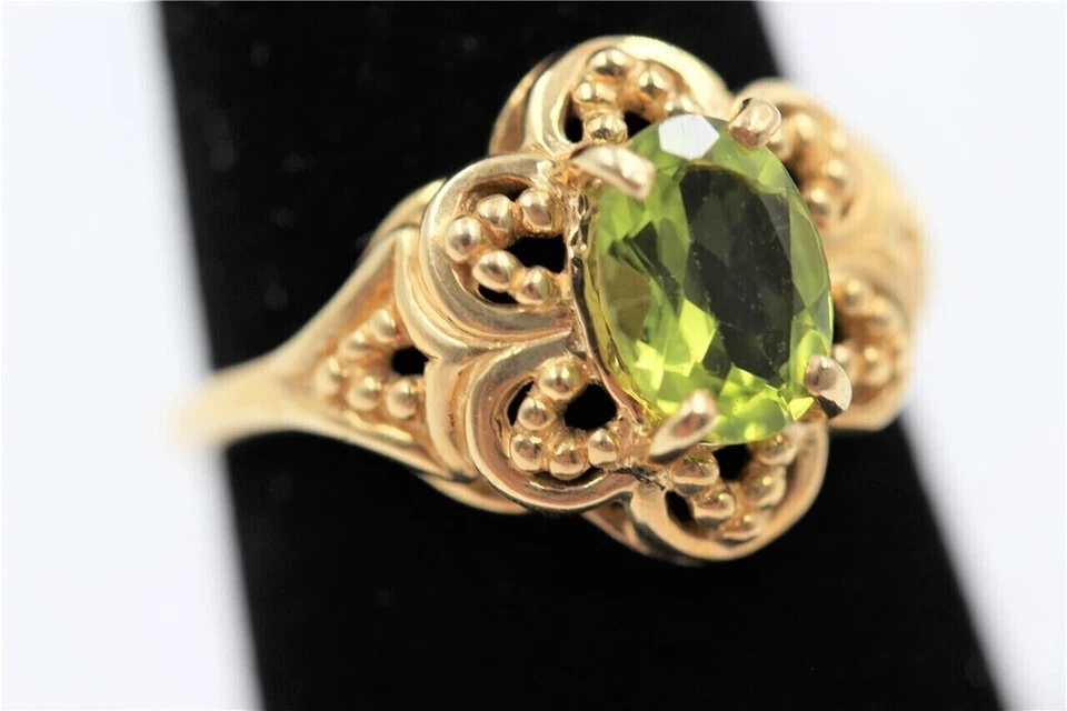 Anillo de compromiso halo de peridoto verde moissanita ovalado de 2 quilates enchapado en oro amarillo de 14 k Foto 3 de 4