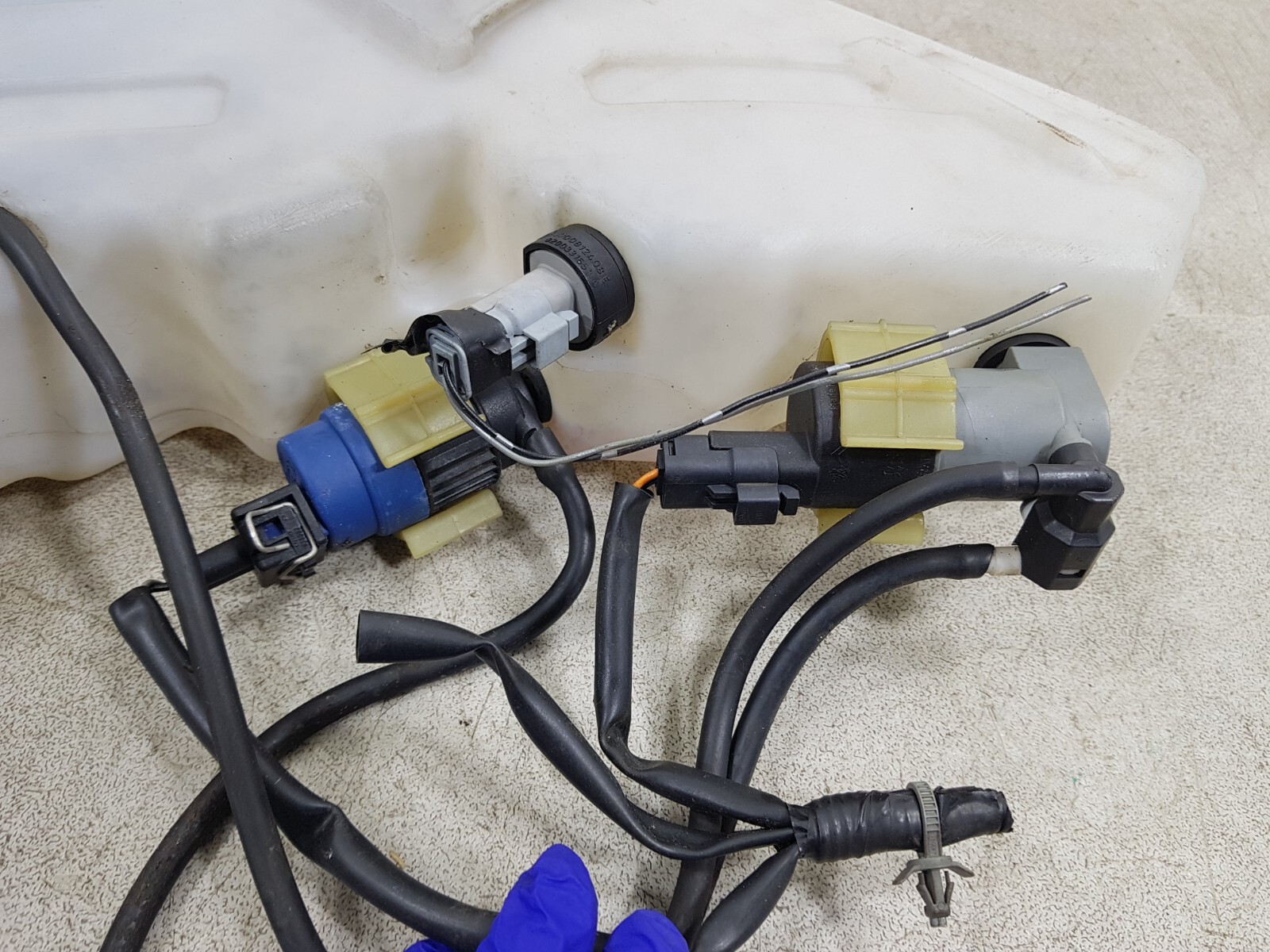 NISSAN PATHFINDER R51 NAVARA D40 WINDSCREEN WASHER BOTTLE 2 PUMPS LEVEL