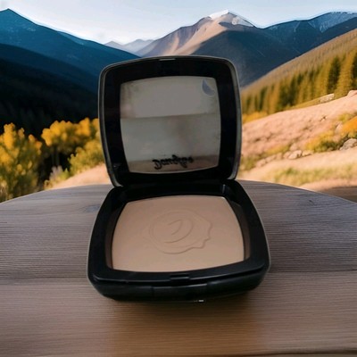 Douglas MATTIERENDES PUDER.  5 Light Brown.