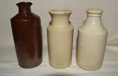 Antike Steinguttöpfe, diese wurden aus einer alten Flaschenhalde gegraben drei Herstellermarke