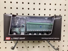 Camión de volteo Peterbilt 379 1/64 DCP con volteo Mac cinco ejes verde