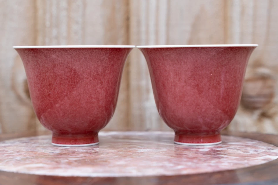 Par de tazas de té chinas monocromáticas esmaltadas rojas de 6,5 cm de alto Foto 2 de 4