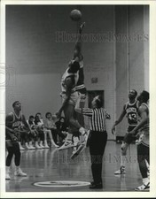 1987 Press Photo Basketball Players at Wagner and Monmouth College Game Tip Off