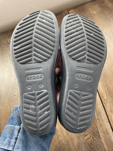 Crocs Sanrah Hammered Silver Circle Thong Black Wedge Sandals Women's Size 7 - Picture 11 of 18