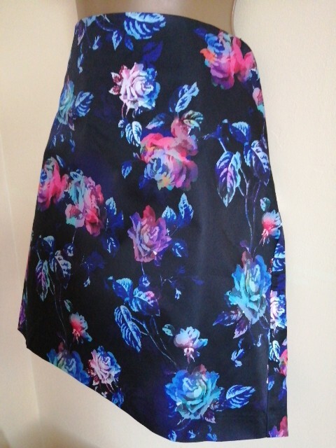 Mini Skirt Black Blue Multi Roses size 14 gold back zip Fearne Cotton Design NEW-image