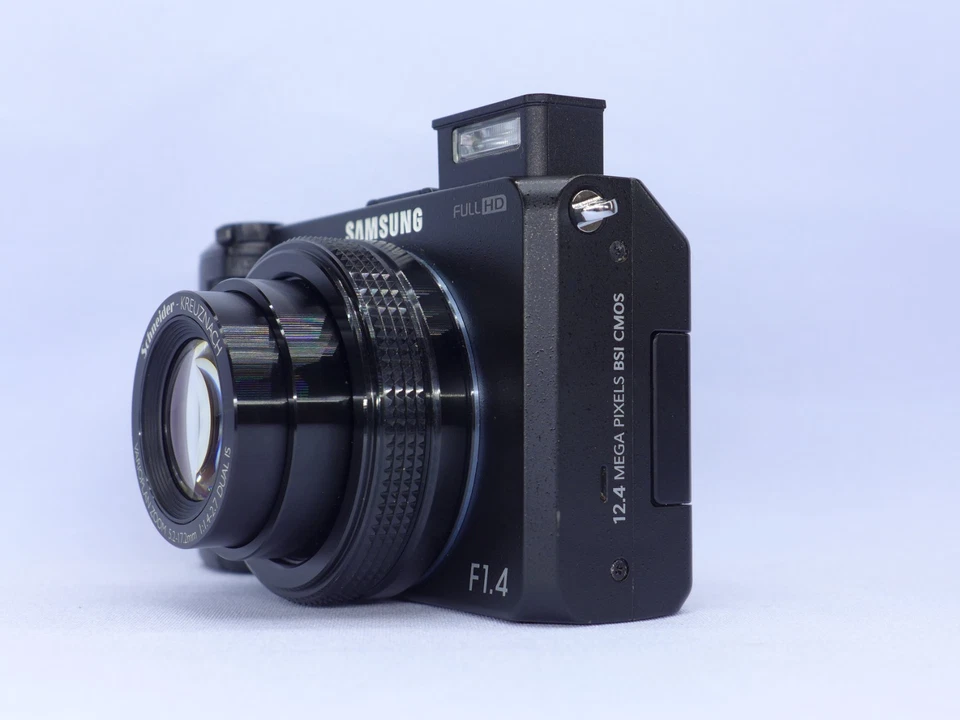 Samsung EX2F 12.4MP F/1.4 Digital Camera - Black - Image 3 of 4