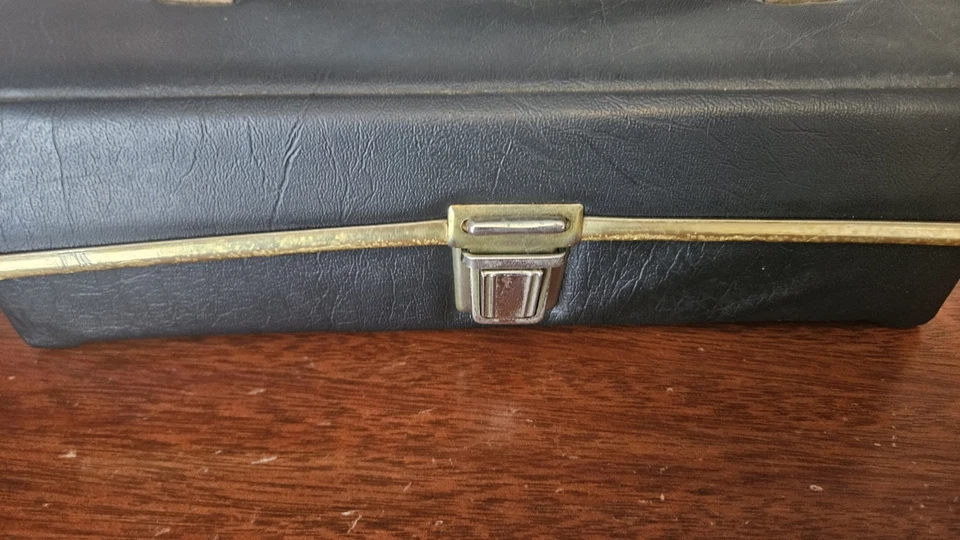 Cassette Tape Lot Of 12 Tapes Various Artists Plus Case . The Case Has Some Flaw - Image 4 of 4