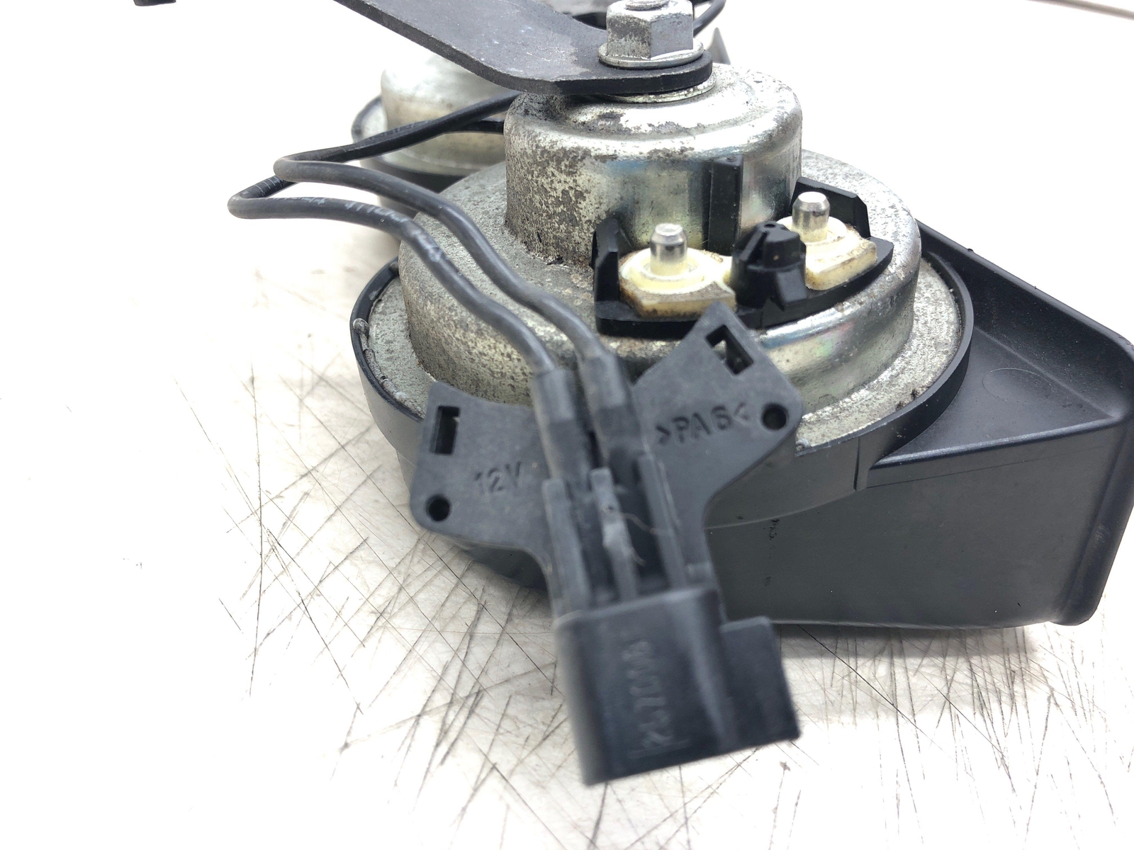 ASTON MARTIN RAPIDE HIGH & LOW NOTE TONE SIGNAL HORN SET W/BRACKET AD23-13A803BA