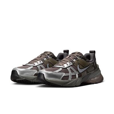 HQ1678-200 Nike V2K Run Cave Stone Metallic Silver (Herren)