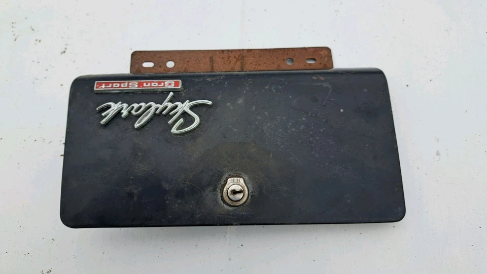 Buick GS 1965 Gran Sport guantera puerta con emblema Foto 4 de 4