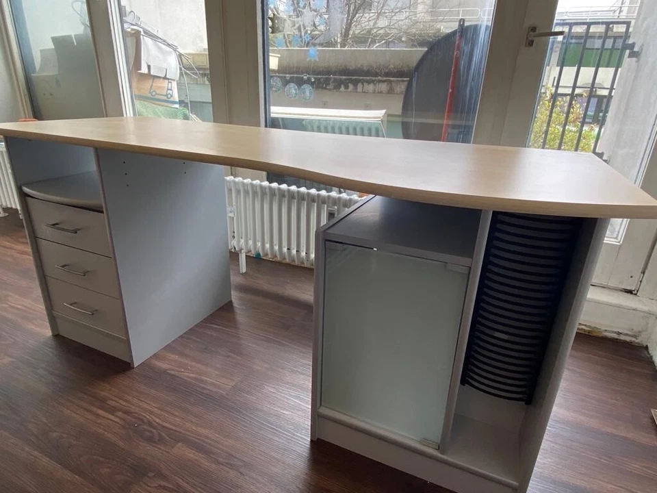 Jugendschreibtisch mit geschwungener Tischplatte, Fach mit Glastür, Schubladen