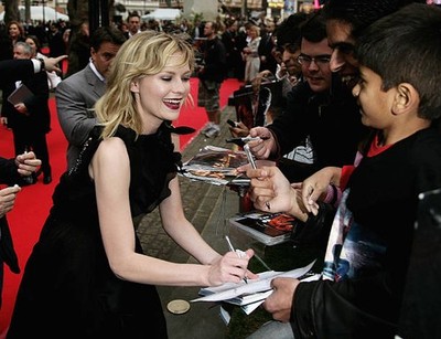 Actress Kirsten Dunst meets fans UK premiere of Spider Man 3 at Od- Old Photo