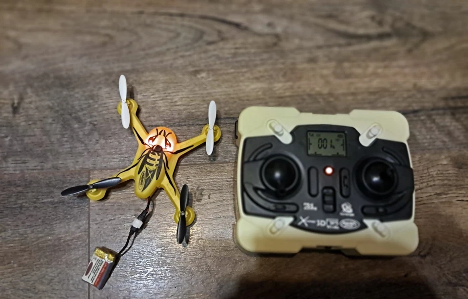 Jamara Quadrocopter Hornet X 2.4GHz mit Fernbedienung – defekter Akku - Bild 2 von 4