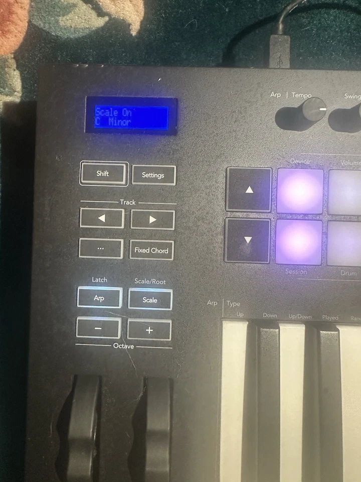 Controlador de teclado Novation Launchkey MK3 61 notas - negro Foto 4 de 4