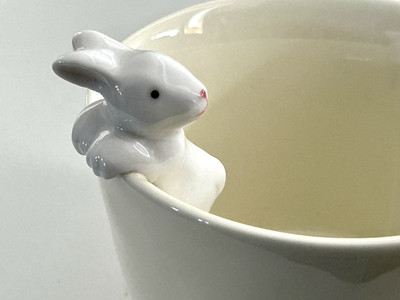Schöner Porzellan 3D Hase klettert am Becherrand 360 ml milchig weiß Becher