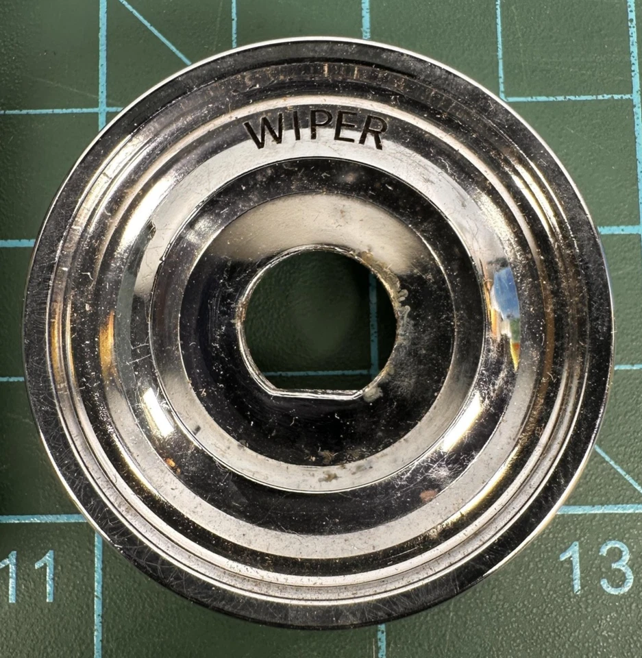 Interruptor limpiaparabrisas Buick OEM de colección Escutcheon bisel de tablero cromado 1355876 10.166 Nuevo de Lote Antiguo Foto 2 de 4